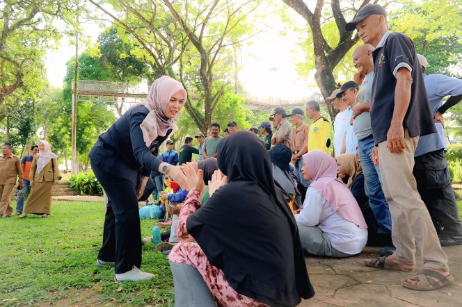 
					Keterangan Foto: Wakil Bupati Bintan, Deby Maryanti saat melakukan dialog dan silaturahmi bersama sejumlah Satua Petugas (Satgas) Kebersihan di Kijang City Walk (KCW), Selasa (03/06/2025), (Diskominfo Bintan).