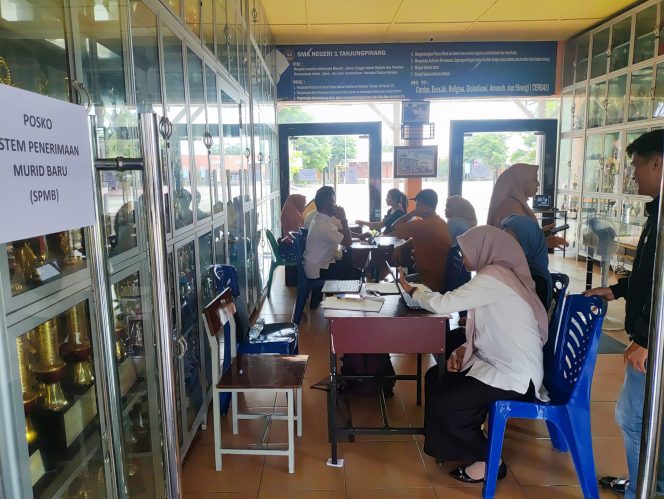
					Suasana Proses Pendaftaran siswa baru pada pembukaan Sistem Penerimaan Siswa Baru (SPMB) hari pertama di SMAN 1 Tanjungpinang,  Rabu (11/6/2025).
