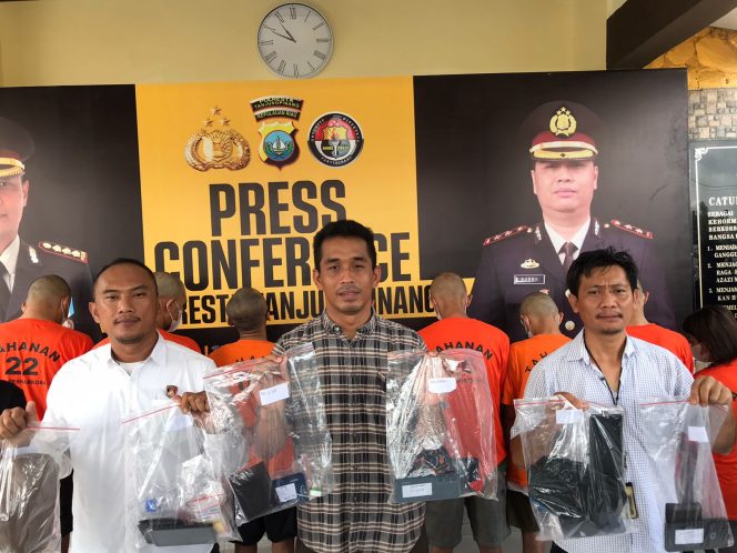 
					Kasat Narkoba Polresta Tanjungpinang, AKP Lajun  Siado Rio Sianturi saat Konferensi Press di Halaman Depan Polresta Tanjungpinang, Kamis (12/6/2025). (Nzl)