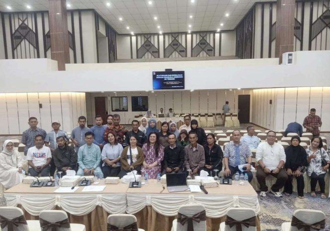 
					Keterangan Foto: Badan Pengusahaan (BP) Batam melalui Anggota/Deputi Bidang Pelayanan Umum, Ariastuty Sirait, foto bersama saat menggelar silaturahmi dan sosialisasi lahan agribisnis kepada warga Temiang yang beraktifitas di Kawasan Agribisnis Temiang BP Batam, di Balairungsari, Bida Utama pada Jumat (13/06/2025), (BP Batam).