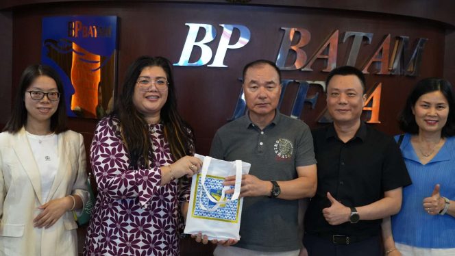 
					Keterangan Foto: Plt. Kepala Biro Humas, Promosi dan Protokol sekaligus Anggota/Deputi Bidang Pelayanan Umum, Ariastuty Sirait, saat foto bersama calon investor asal Tiongkok, Sion International, pada Jumat (13/06/2025), di Ruang Presentasi Marketing Centre, (BP Batam).