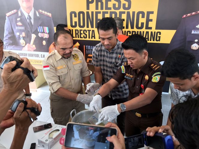 
					Kasat Narkoba Polresta Tanjungpinang, AKP Lajun Siado Rio Sianturi saat lakukan pemusnahan barang bukti, dihalaman Makopolresta Tanjungpinang, Kamis (12/6/2025). (Nzl)