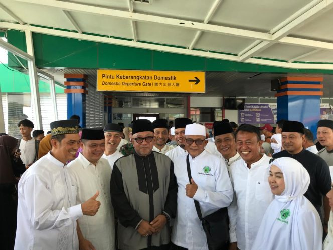 
					Suasana saat Wali Kota Tanjungpinang foto bersama jemaah haji kloter terakhir di Pelabuhan Sri Bintan Pura, Tanjungpinang,  Sabtu (14/6/2025). (Nzl)