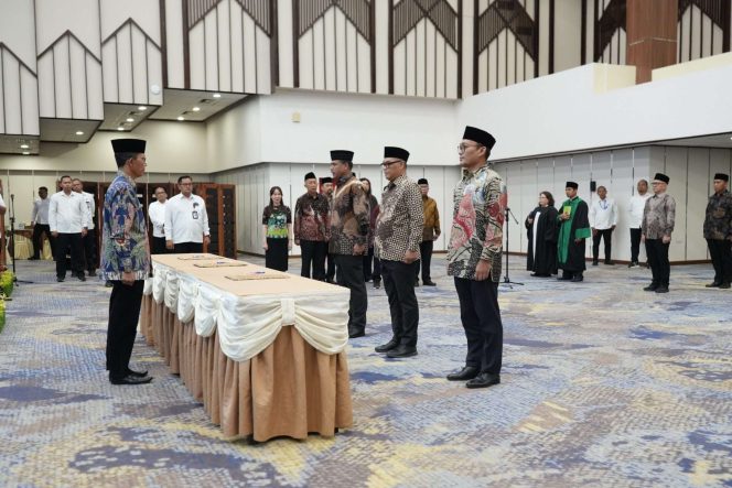 
					Kepala Badan Pengusahaan (BP) Batam, Amsakar Achmad sedang foto bersama pada pelantikan 23 Pejabat Struktural Tingkat II di lingkungan BP Batam pada Senin (16/6/2025) di Balarungsari BP Batam, (BP Batam).