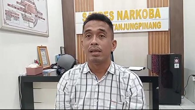 Kasatnarkoba Polresta Tanjungpinang,  AKP Lajun Siado Rio Sianturi saat di wawancarai (Istimewa)