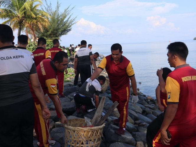 Personel Polresta Tanjungpinang saat  (gotong royong dan bersih-bersih di tepi laut disekitaran Tugu Sirih Kota Tanjungpinang. Jumat, (20/6/2025). (Humas Polresta Tanjungpinang)