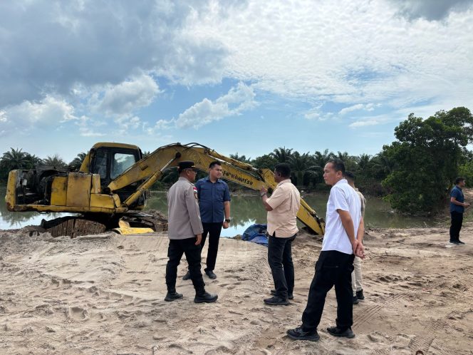 
					Satuan Reserse Kriminal (Satreskrim) Polres Bintan saat  razia gabungan bersama TNI dan dinas terkait lakukan pengecekan di Empat titik tambang pasir ilegal di Kecamatan Gunung Kijang Kabupaten Bintan, Jum'at (20/6/2025). (Nzl)