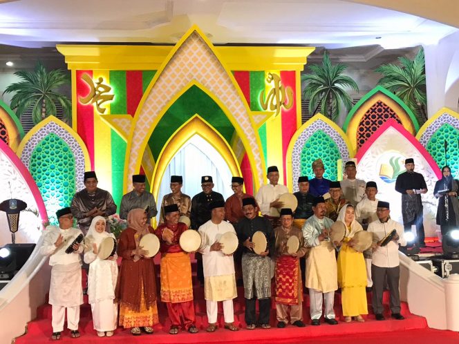 
					Gubernur Kepri, Ansar Ahmad saat pembukaan STQH Ke-XI dengan penabuhan kompang oleh Gubernur Kepri beserta Wakil Gubernur bersama tamu undangan yang hadir, Sabtu (21/6/2025). (Nzl)