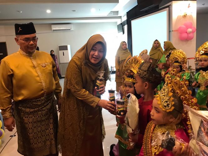 
					Kepala sekolah Bidadari Islamic School, Noor Azizah, saat memberikan tanda penghargaan, Sabtu (21/6/2025). (Nzl)
