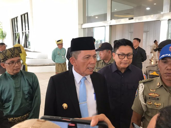 
					Gubernur Kepri, Ansar Ahmad saat di wawancarai awak media,  Senin (23/6/2025). (Nzl)