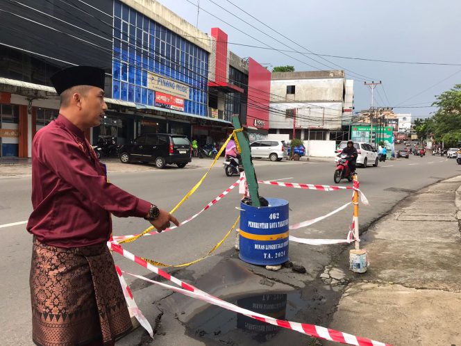 Lurah Kemboja, Kecamatan Tanjungpinang Barat, Rohmanta saat memantau  kerusakan jalan di Jalan Brigjen Katasom, Kilometer 2, Tannungpinang, Senin (23/6/2025). (Nzl)