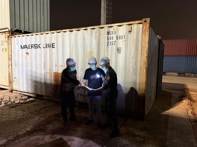 
					Badan Karantina Kepri saat melakukan pengecekan pada kontainer yang berisi 8,8 Ton sayuran asin asal china, Minggu, (22/6/2025). (Badan Karantina Indonesia)