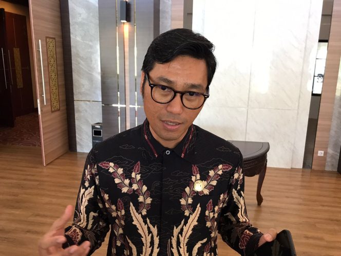 
					Kepala OJK Kepri, Sinar Danandjaya, saat di wawancarai, Rabu (25/6/2025). (Nzl)