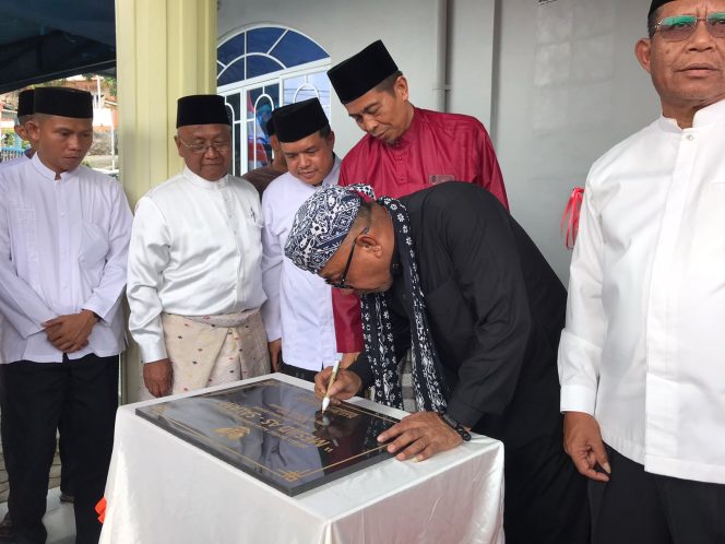 Wali Kota Tanjungpiang, Lis Darmansyah saat penandatanganan Prasasti  Masjid As-Salam di Jalan Pangibu, Perumnas Seijang, Tanjungpinang, Jum'at, (27/6/2025). (Nzl)