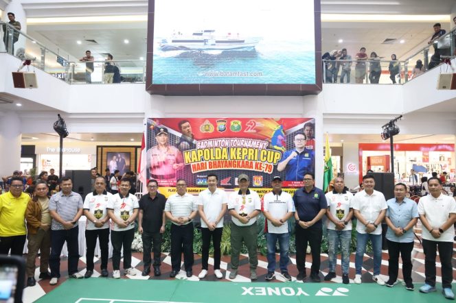 Kapolda Kepri, Irjen Pol Asep Apresiasi Safrudin saat foto bersama penutupan Turnamen Badminton Kapolda Kepri Cup 2025, di Mega Mall, Batam Center, Jum'at (27/6/2025). (Humas Polda Kepri)