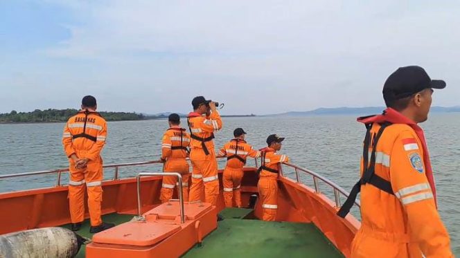 
					Kapal Pembawa Pemain Bola Tenggelam di Selat Nenek: 10 Orang Selamat, 3 Meninggal Dunia