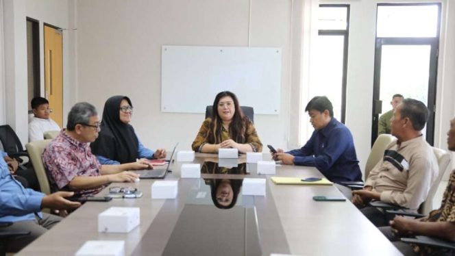 
					Keterangan Foto: Anggota/Deputi Bidang Pelayanan Umum BP Batam, Ariastuty Sirait, saat memimpin rapat Kegiatan penertiban bangunan di Daerah Tangkapan Air (DTA) Tembesi, pada Rabu (25/06/2025), (BP Batam). 