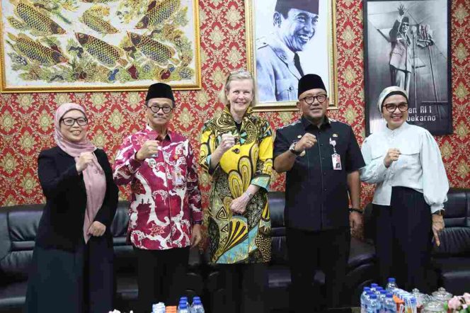 Keterangan Foto: Walikota Tanjungpinang, Lis Darmansyah foto bersama saat penerimaan kunjungan kerja dan silaturahmi dari perwakilan Kedutaan Besar Amerika Serikat di Jakarta dan Konsulat AS di Medan, Kamis (12/06/2025), di kantor Wali Kota Tanjungpinang, (Diskominfo Tanjungpinang).