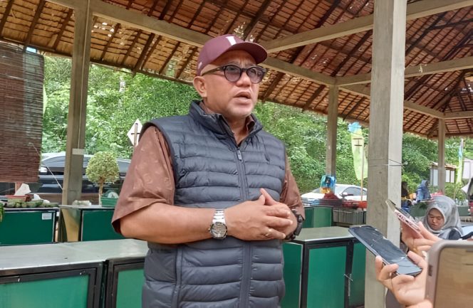 Keterangan Foto: Wali Kota Tanjungpinang, Lis Darmansyah saat usai meninjau kegiatan Bazar Murah di Pasar Tani, Jalan Hang Lekir Km 10, Sabtu (31/05/2025), (Diskominfo Tanjungpinang).