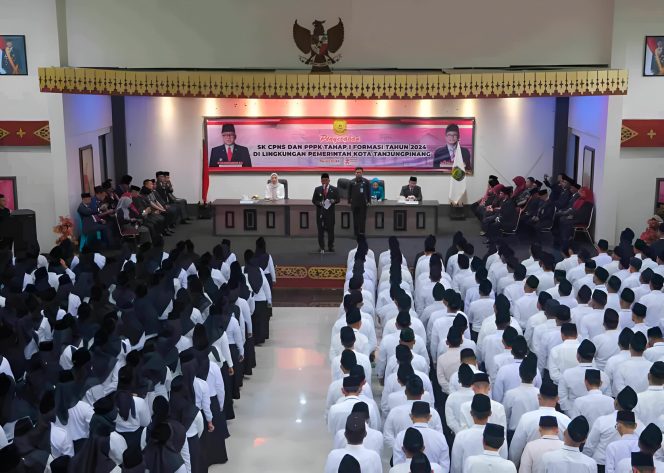 
					Keterangan Foto: Wali Kota Tanjungpinang, Lis Darmansyah, saat memimpin langsung pelantikan 8 Calon Pegawai Negeri Sipil (CPNS) dan 517 Pegawai Pemerintah dengan Perjanjian Kerja (PPPK) tahap I di Gedung Wanita Tun Fatimah, Senggarang, Kamis (19/06/2025), (Diskominfo Tanjungpinang).