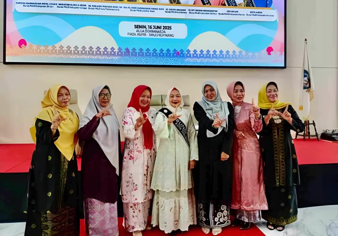 Keterangan Foto: Bunda PAUD Provinsi Kepri, Dewi Kumalasari Ansar, foto bersama saat pengukuhan Yuniarni Pustoko Weni, sebagai Bunda PAUD Kota Tanjungpinang periode 2025–2030, bersama Bunda PAUD dari kabupaten/kota lainnya se-Provinsi Kepulauan Riau, di Gedung Dekranasda Provinsi Kepri, Jalan Hang Tuah, Tanjungpinang, Senin (15/06/2025), (Diskominfo Tanjungpinang).