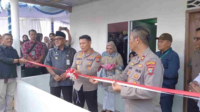 Keterangan foto: Polresta Tanjungpinang saat melakukan pemotongan pita dalam peresmian program bedah rumah untuk warga tidak mampu di Gang Senggol, RT 3/RW 2, Kelurahan Kampung Bugis, Kecamatan Tanjungpinang Kota, Kamis (26/06/2025), (Diskominfo Tanjungpinang).