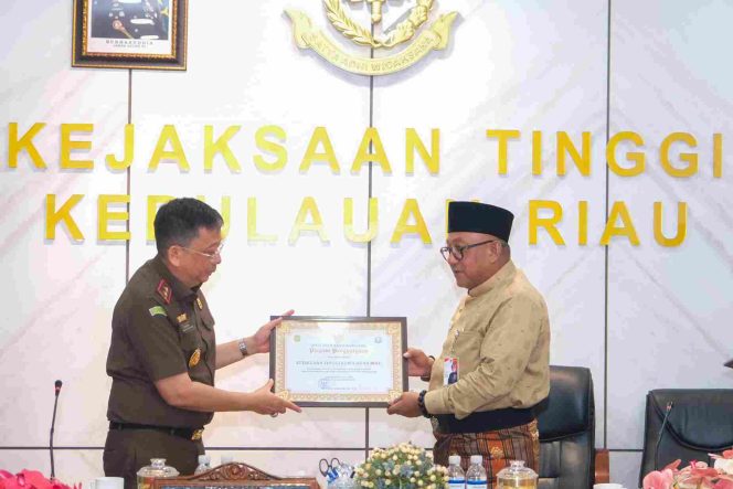 
					Keterangan Foto: Wali Kota Tanjungpinang, Lis Darmansyah, saat menyerahkan Piagam penghargaan kepada Kepala Kejaksaan Tinggi Kepri, Teguh Subroto, di ruang rapat Kejati Kepri, Senggarang, Selasa (24/06/2025), (Diskominfo Tanjungpinang).