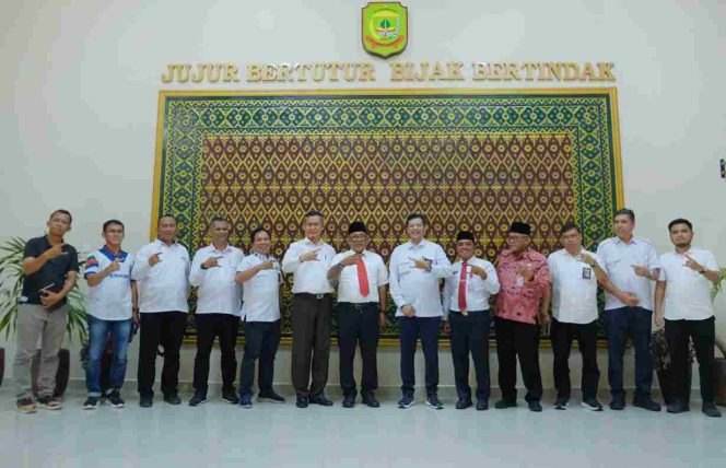 
					Keterangan Foto:  kunjungan Kepala Balai Pelaksanaan Jalan Nasional (BPJN) Kepulauan Riau, Soendiarto, di ruang rapat Engku Putri Raja Hamidah, Kamis (19/06/2025).(Diskominfo.Kepri).
