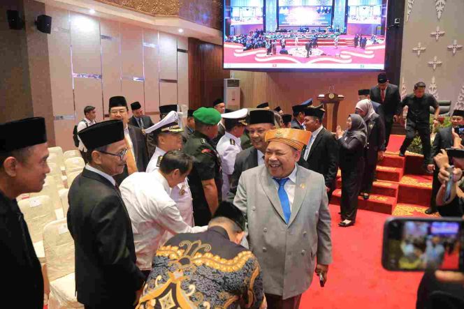 
					Keterangan Foto: Wakil Wali Kota Tanjungpinang, Raja Ariza saat hadir dalam rapat paripurna penyampaian LHP atas LKPD oleh BPK RI, pada Senin (23/06/2025), (Diskominfo Tanjungpinang).