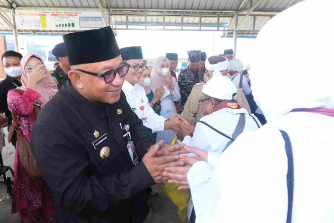Keterangan Foto: Wali Kota Tanjungpinang, Lis Darmansyah, saat sambut kembalinya para jemaah haji asal Kota Tanjungpinang yang tergabung dalam kloter pertama tahun 1446 Hijriah/2025 Masehi di Pelabuhan Internasional Sri Bintan Pura, Jumat (13/06/2025), (Diskominfo Tanjungpinang).