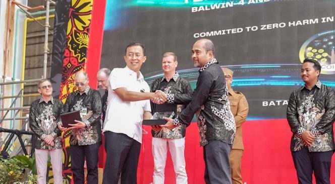 
					Keterangan Foto: Anggota Bidang Administrasi dan Keuangan BP Batam, Alexander Zulkarnain saat memberikan penghargaan kepada kepada PT Mc Dermott Indonesia, pada Selasa (03/03/2025), (BP Batam).