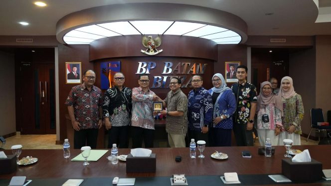 
					Keterangan Foto: Sekretariat Jenderal DPR RI melalui Kepala Bagian Administrasi Barang Milik Negara (BMN), Dedy Bagus Prakasa dan tim foto bersama saat mengunjungi BP Batam untuk mempelajari tata cara pengelolaan aset BP Batam berdasarkan Peraturan Menteri Keuangan (PMK) Nomor 171 Tahun 2023 pada Rabu (11/06/2025) di Marketing Centre, (BP Batam).