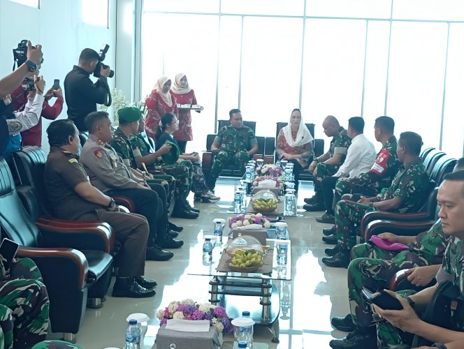 
					Bupati Natuna, Cen Sui Lan, saat sampaikan apresiasi dan penghormatan atas kunjungan langsung kedatangan Panglima Komando Daerah Militer (Pangdam) I/Bukit Barisan, (Diskominfo Natuna).
