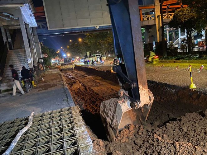 
					Keterangan Foto: Badan Pengusahaan Batam (BP Batam) saat melakukan pengerjaan perbaikan jalan di bawah JPO SP Plaza, Jl Letjen Suprapto, Sagulung, (BP Batam).