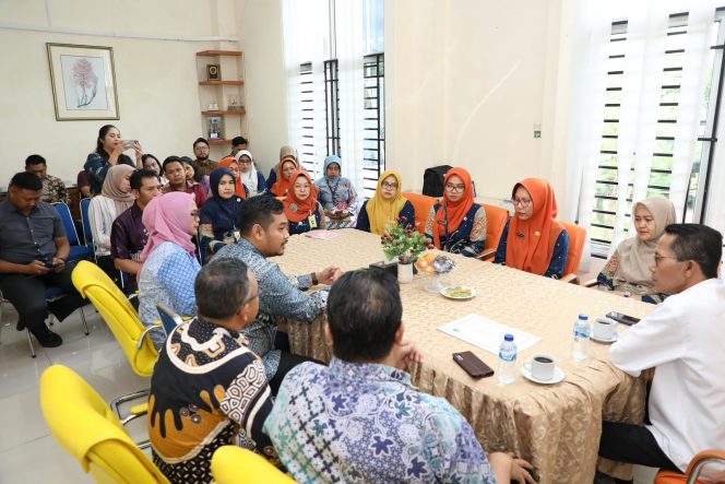 
					Keterangan Foto: Wali Kota Batam, Amsakar Achmad, saat melakukan inspeksi mendadak (sidak) ke RSUD Embung Fatimah, Kamis (19/06/2025), (Diskominfo Batam).