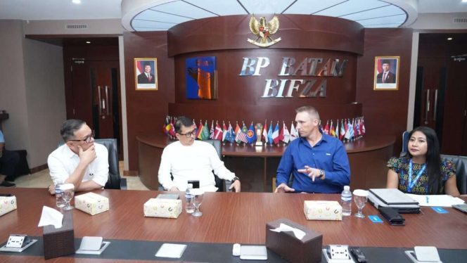 
					Keterangan Foto: Badan Pengusahaan (BP) Batam melalui Direktur Investasi, Dendi Gustinandar menerima kunjungan Direktur PT. Thiess Engineering Indonesia, Aaron Whiles pada Jum’at (20/06/2025) di Marketing Centre, (BP Batam).