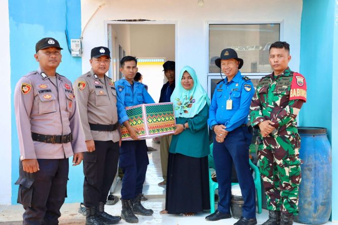 
					Keterangan Foto: Badan Pengusahaan (BP) Batam saat kembali memfasilitasi pergeseran warga terdampak pengembangan kawasan Rempang Eco-City ke hunian baru yang berlokasi di Tanjung Banon, (BP Batam).