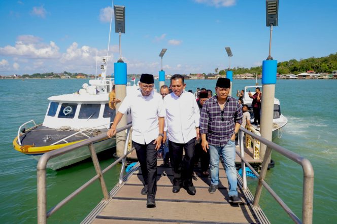 
					Keterangan Foto: Gubernur Kepulauan Riau  Ansar Ahmad menyambut hangat kunjungan Gubernur Jawa Tengah Ahmad Luthfi dan Gubernur Lampung Rahmat Mirzani Djausal di Tanjungpinang dengan mengajak keduanya menapaki jejak sejarah dan budaya Melayu di Pulau Penyengat, Jumat (13/06/2025).
