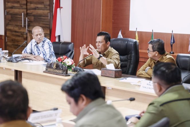 
					Keterangan Foto: Gubernur Kepulauan Riau, Ansar Ahmad, saat memimpin langsung rapat Pemaparan Rencana Pembangunan Estuary DAM Teluk Bintan dan Sistem Penyediaan Air Minum (SPAM), bertempat di Ruang Rapat Utama Lantai IV, Kantor Gubernur Kepri, Dompak, Selasa (10/06/2025), (Diskominfo Kepri).