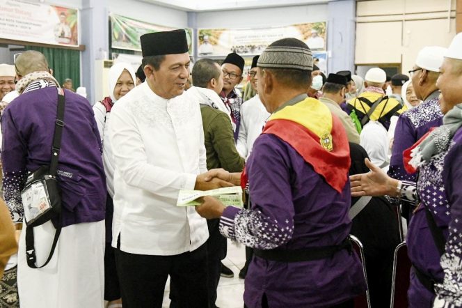 
					Keterangan Foto: Gubernur Kepulauan Riau, Ansar Ahmad, saat menyambut langsung kepulangan jamaah haji kloter pertama Embarkasi Batam di Aula Arafah I Asrama Haji Batam, (Diskominfo Kepri).