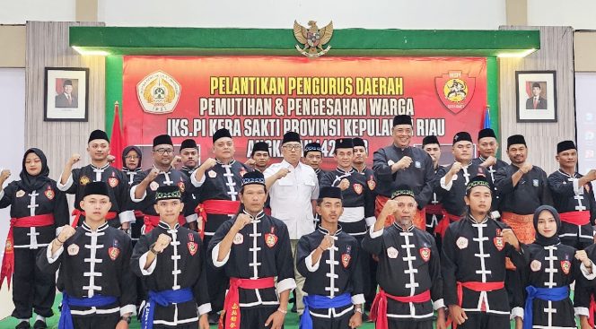 
					Keterangan Foto: Wakil Gubernur Kepulauan Riau, Nyanyang Haris Pratamura, foto bersama saat acara Pengesahan Tingkat 1 Angkatan 142 dan Tingkat 2 Angkatan 128 sekaligus pelantikan Pengurus Daerah Provinsi Kepulauan Riau Ikatan Keluarga Silat Putra Indonesia (IKSPI) Kera Sakti di PIH Batam Center, Sabtu (31/05/2025), (Diskominfo Kepri).