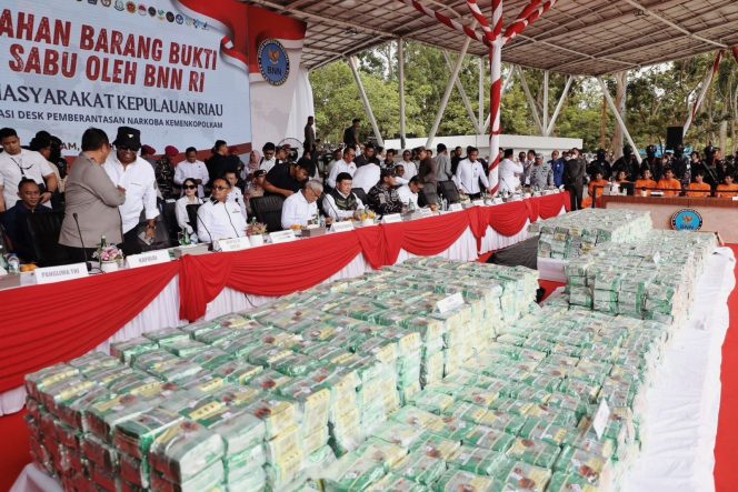 
					Keterangan Foto: Pemusnahan barang bukti narkotika jenis sabu seberat 2 ton yang digelar di Alun-Alun Engku Putri, Batam Center, (Diskominfo Kepri).