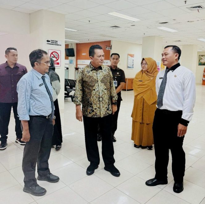 
					Keterangan Foto: Gubernur Kepulauan Riau, Ansar Ahmad saat meninjau langsung aktivitas pelayanan Ahmad di RSUD Raja Ahmad Tabib Tanjungpinang,  Senin (02/06/2025), (Diskominfo Kepri).