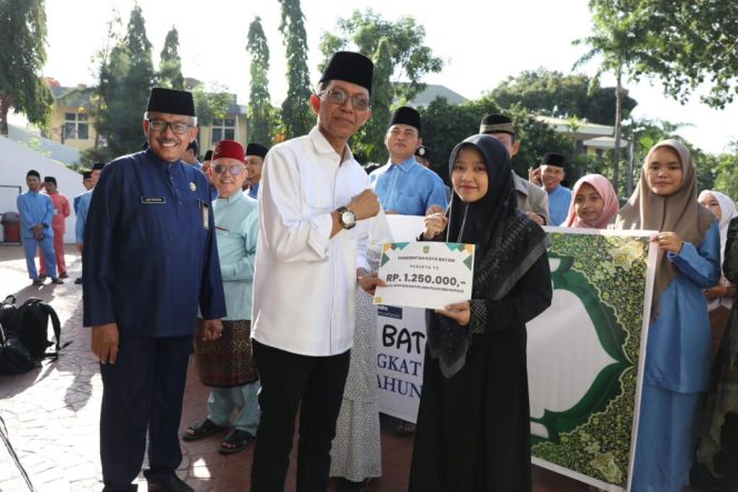 
					Keterangan Foto:  Wali Kota Batam, foto bersama saat pelepasan secara resmi Kafilah Kota Batam yang mengikuti Seleksi Tilawatil Qur’an dan Hadis (STQH) XI tingkat Provinsi Kepulauan Riau, Jumat (20/06/2025),(Diskominfo Batam).