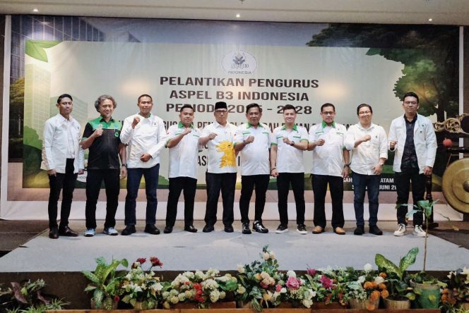 
					Keterangan Foto: Wakil Gubernur Kepulauan Riau Nyanyang Haris Pratamura foto bersama saat pelantikan pengurus Asosiasi Pengusaha Limbah (ASPEL) Bahan Beracun Berbahaya (B3) Indonesia periode 2025–2028 yang digelar di Hotel Said Batam Center, Kota Batam, pada Senin (16/06/2025), (Diskominfo Kepri).