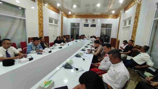 
					Keterangan Foto: Pemko Tanjungpinang saat melakukan rapat koordinasi di ruang rapat Raja Haji Fisabilillah, Kamis (19/06/2025), (Diskominfo Tanjungpinang).