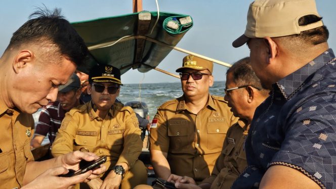 
					Keterangan Foto: Wagub Kepri, Nyanyang Haris Pratamura, saat menghadiri panen raya rumput laut di Kecamatan Sugie Besar Kabupaten Karimun, Senin (21/07/2025), (Diskominfo Kepri).