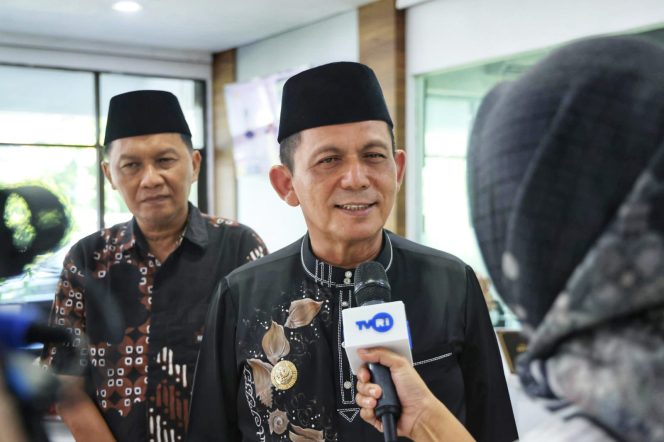
					Keterangan Foto: Gubernur Kepri, Ansar Ahmad, bersama Kepala Kantor RRI, Sulistyanto Istifarullah, yang baru menjabat menggantikan Nenny Afrantiny, (Diskominfo Kepri).