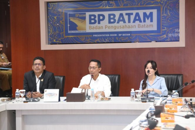 
					Keterangan Foto: Wali Kota Batam sekaligus Kepala BP Batam, Amsakar Achmad, bersama Wakil Wali Kota Batam yang juga menjabat sebagai Wakil Kepala BP Batam, Li Claudia Chandra. saat memimpin  Rapat Koordinasi terkait rencana perluasan wilayah kerja BP Batam, Senin (21/07/2025), (Diskominfo Batam).