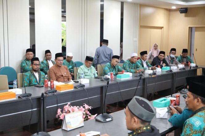 
					Keterangan Foto: Pimpinan DPRD Kota Batam saat menerima kunjungan silaturahmi dari pengurus Badan Musyawarah Guru Al-Qur’an (BMGQ) Kota Batam, Kamis (25/07/2025), (Diskominfo Batam).